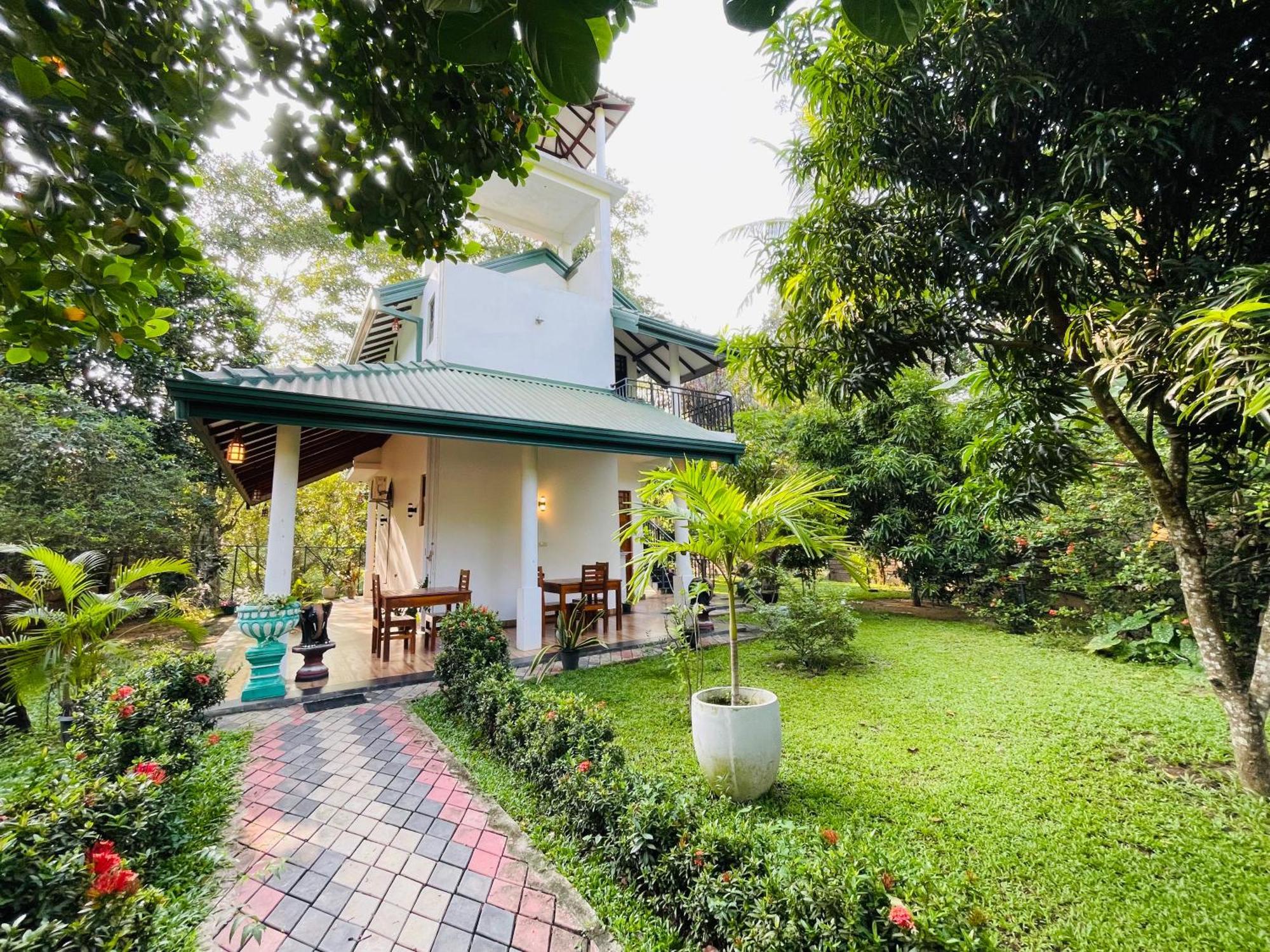 Yala Safari River View Hotel 티사마하라마 외부 사진