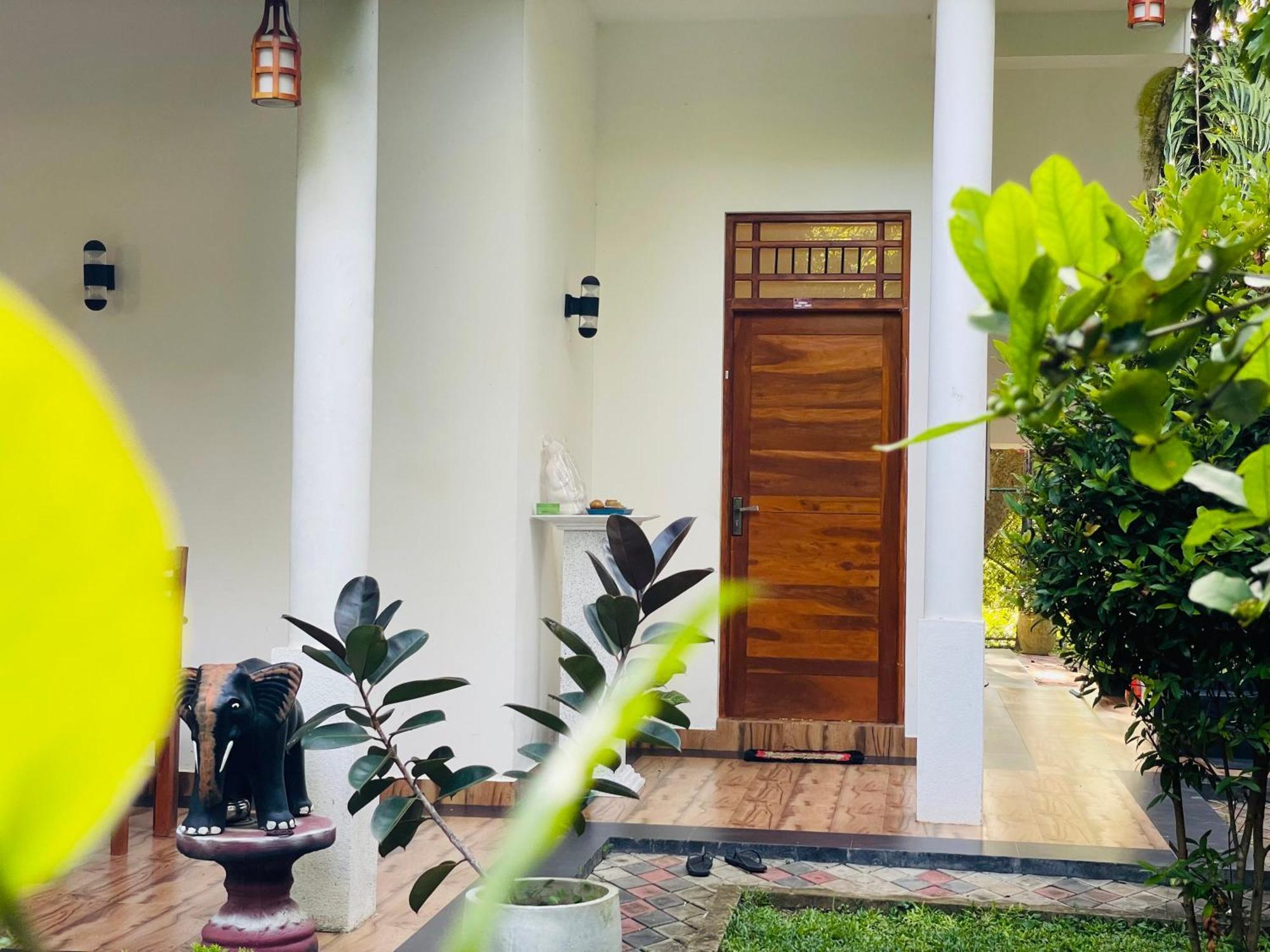 Yala Safari River View Hotel 티사마하라마 외부 사진