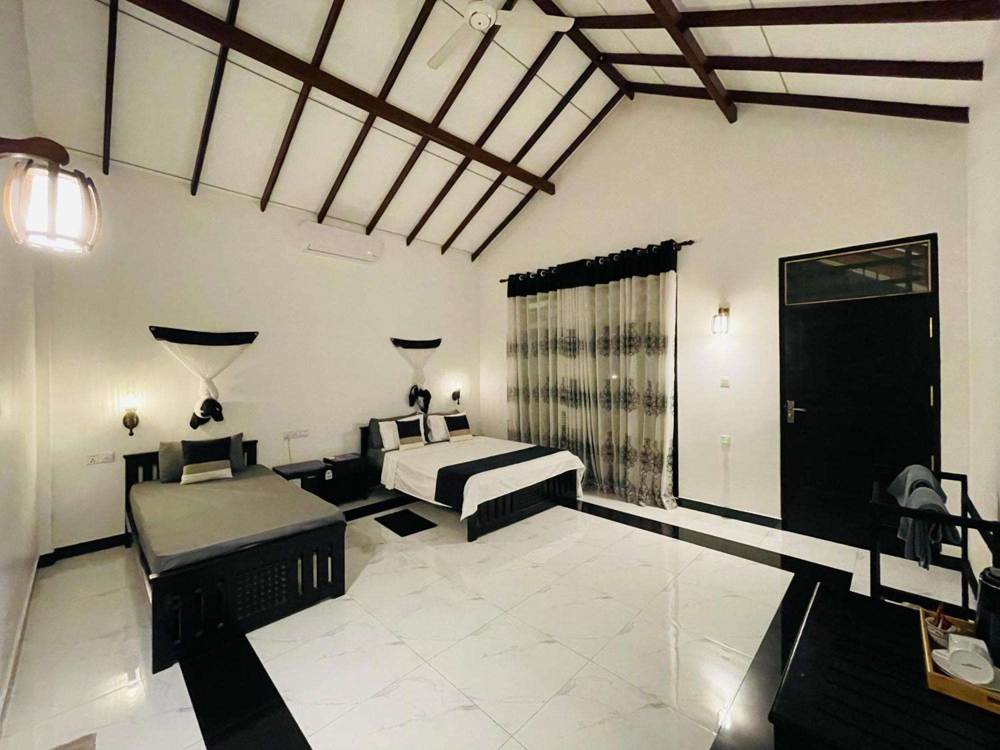 Yala Safari River View Hotel 티사마하라마 외부 사진
